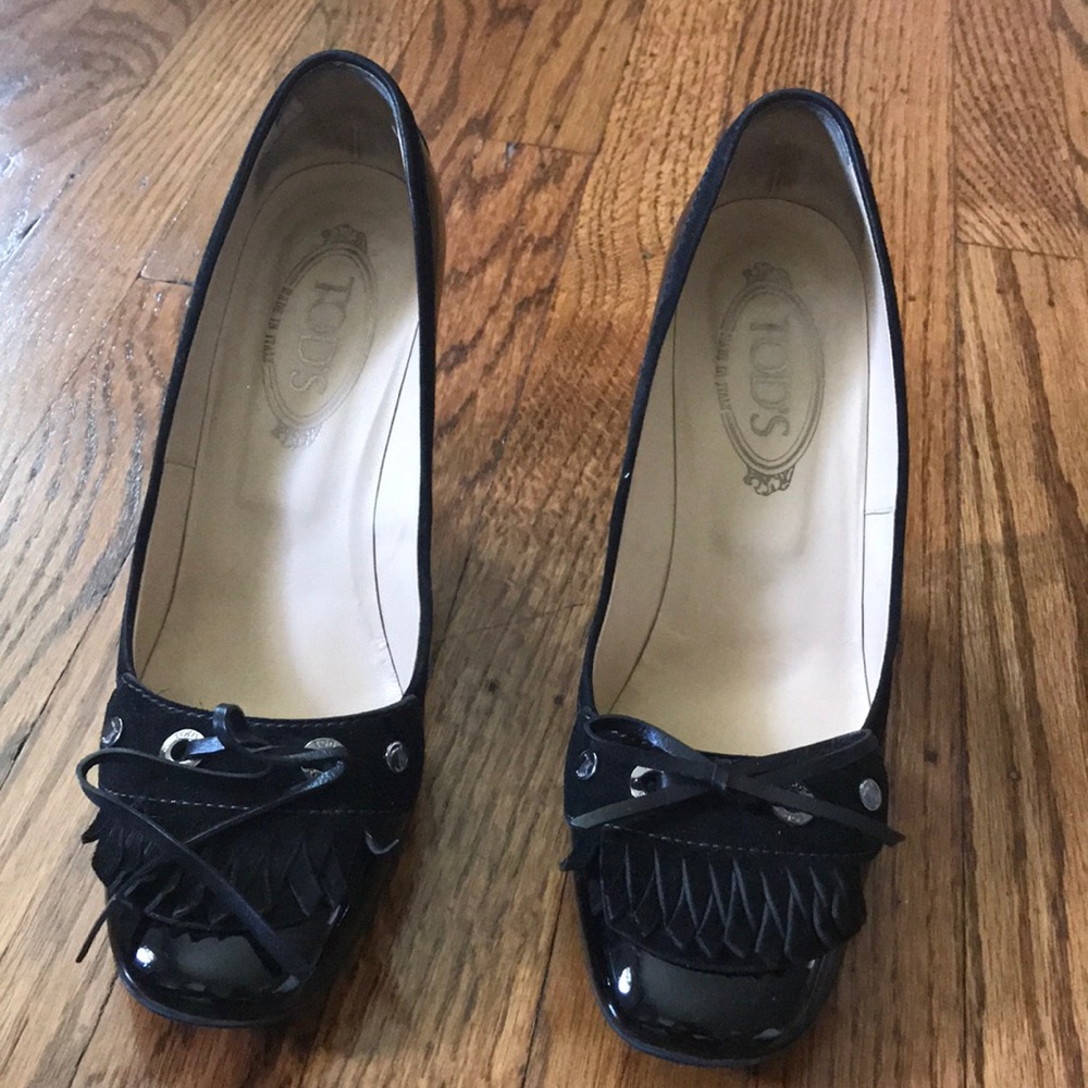 Black leather pump